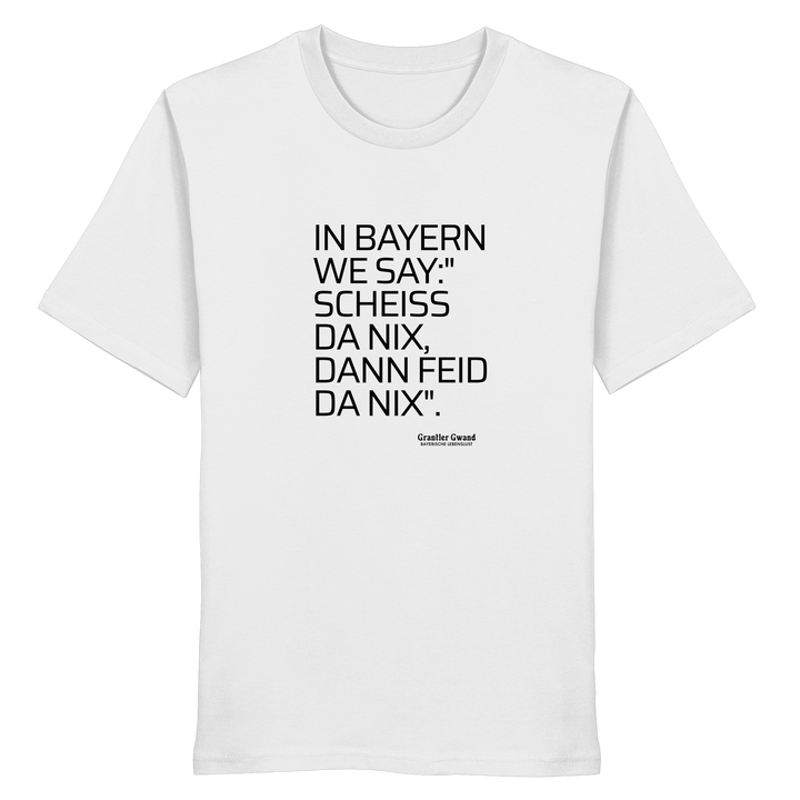 Weißes Shirt mit schwarzem Schriftzug "In Bayern we say: Scheiß da nix, dann feid da nix" im minimalistischen bayerischen Streetwear-Design von Grantler Gwand.