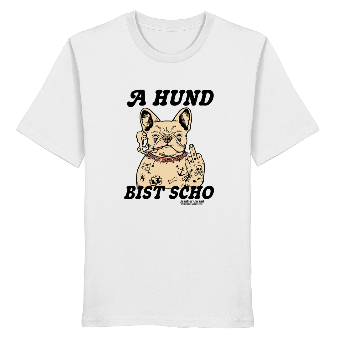 Weißes Unisex T-Shirt mit Frontprint „A Hund bist scho“ und Bulldoggen-Motiv im Vintage-Stil – bayerisches Streetwear-Shirt von Grantler Gwand.